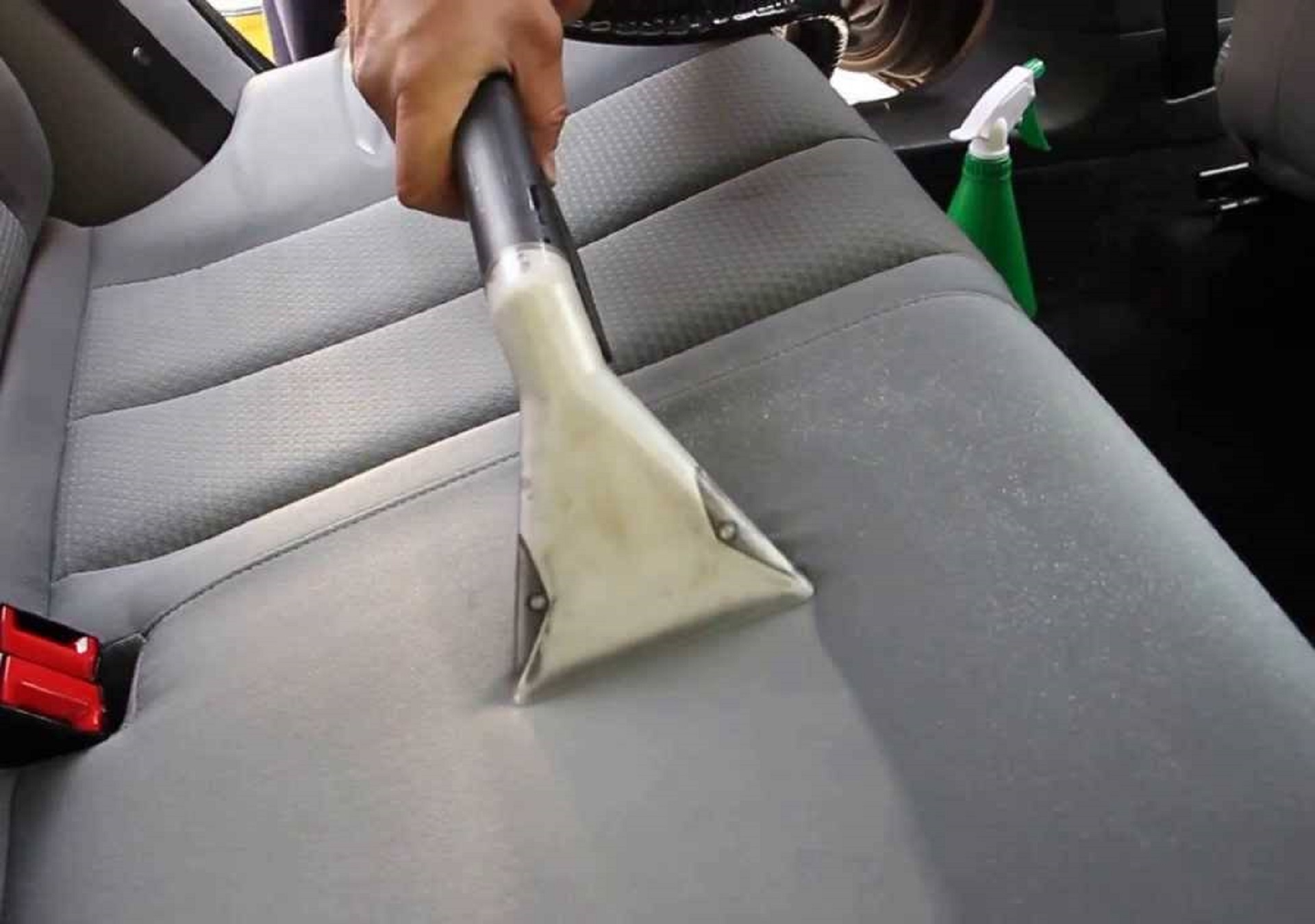 Как избавиться от запаха молока в машине?